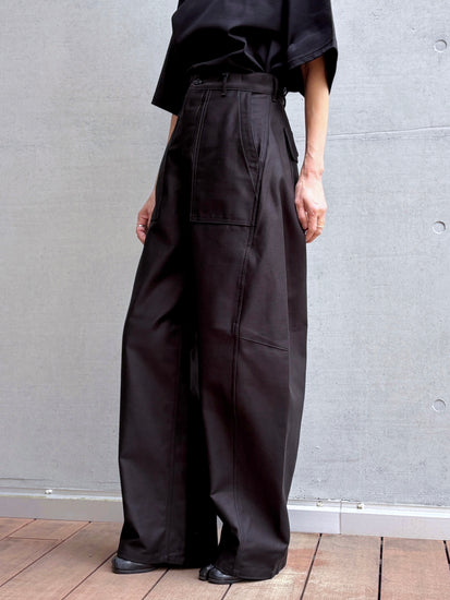 HYKE / BACK SATIN BARREL-LEG PANTS / BLACK / 13350 /