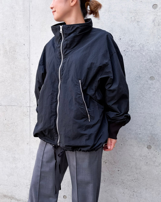 KATHARINE HAMNETT / RECYCLED NYLON  HIGHNECK JACKET / BLACK / 26A-KHSB-50