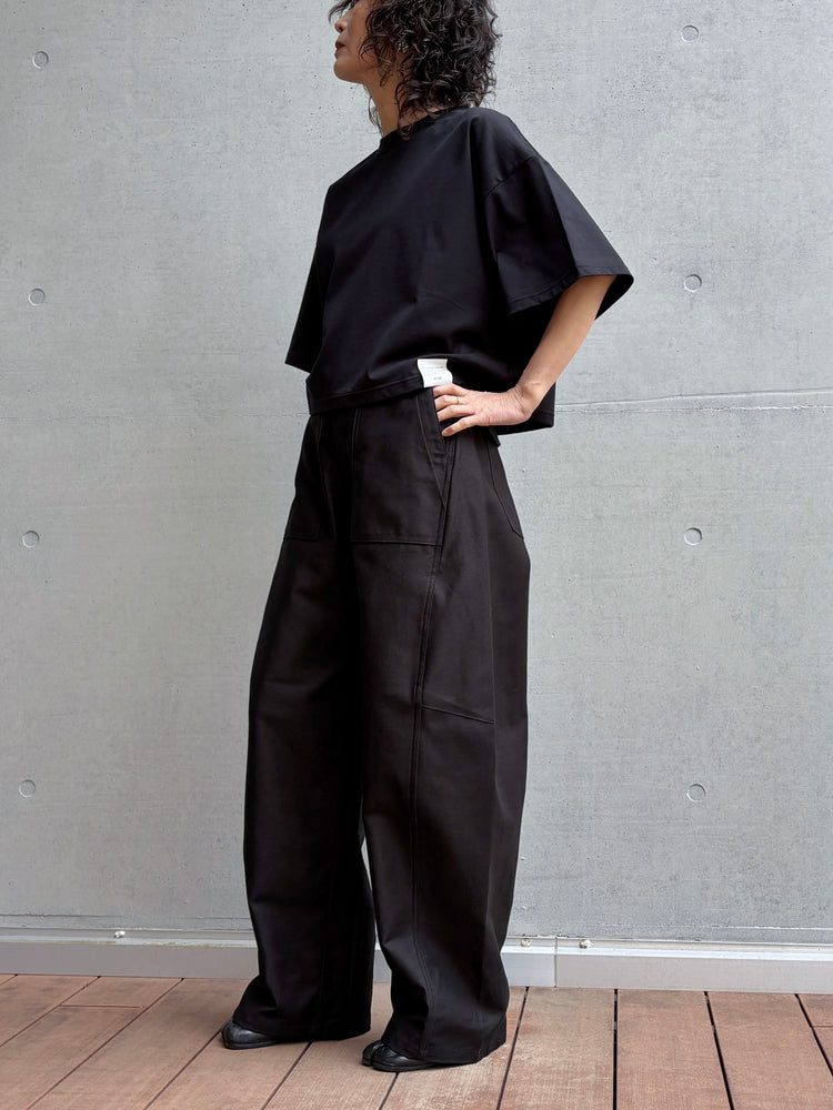 HYKE / BACK SATIN BARREL-LEG PANTS / BLACK / 13350