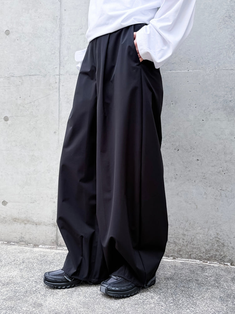 någonstans / wide cocoon parachute pants  / Black / 470JS131-0381