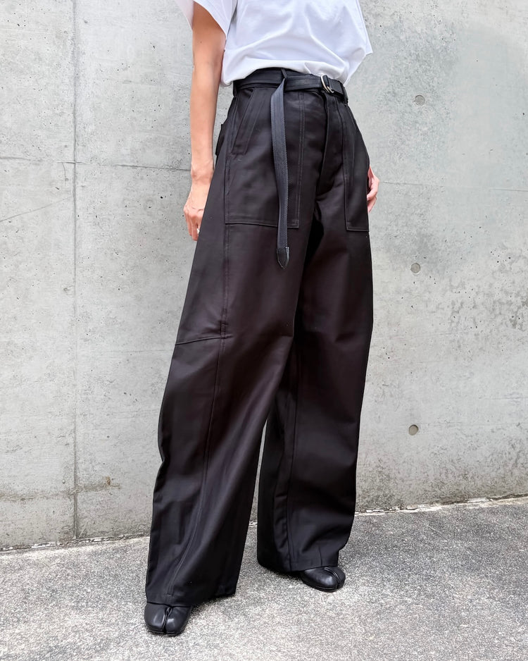 HYKE / BACK SATIN BARREL-LEG PANTS / BLACK / 13412 /