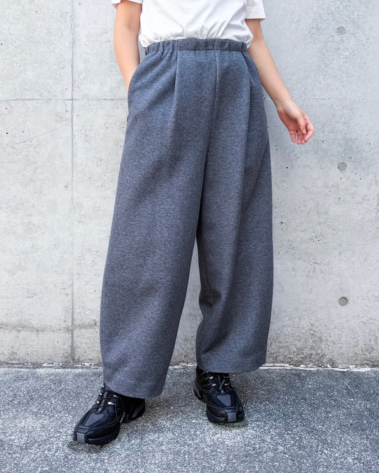 ENFÖLD / CURVE CROPPED-PANTS / Charcoal gray / 300JA281-2701