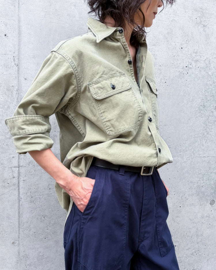 MADISONBLUE / HAMPTON BACK SATIN SHIRT / KHAKI / MB000-5005