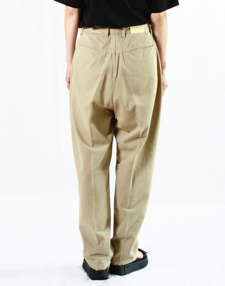 FARAH / Two Tuck Wide Tapered Pants・Beije・FR0302-W4004