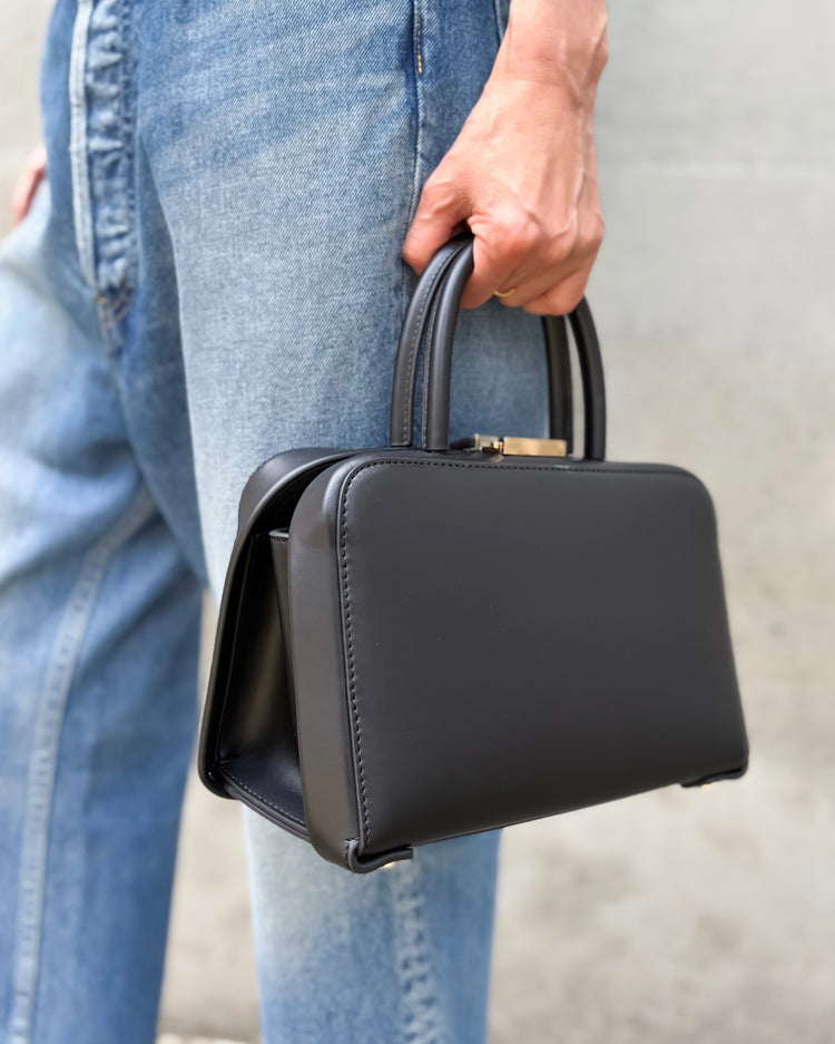 PUNTI. / PLAIN PORTRAIT-HAND / BLACK / P-047