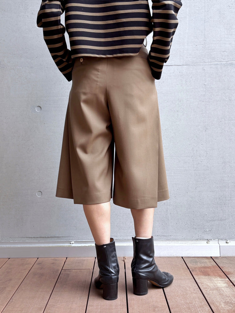 HYKE / WOOL SIDE TUCK SHORTS / BEIGE / 13379