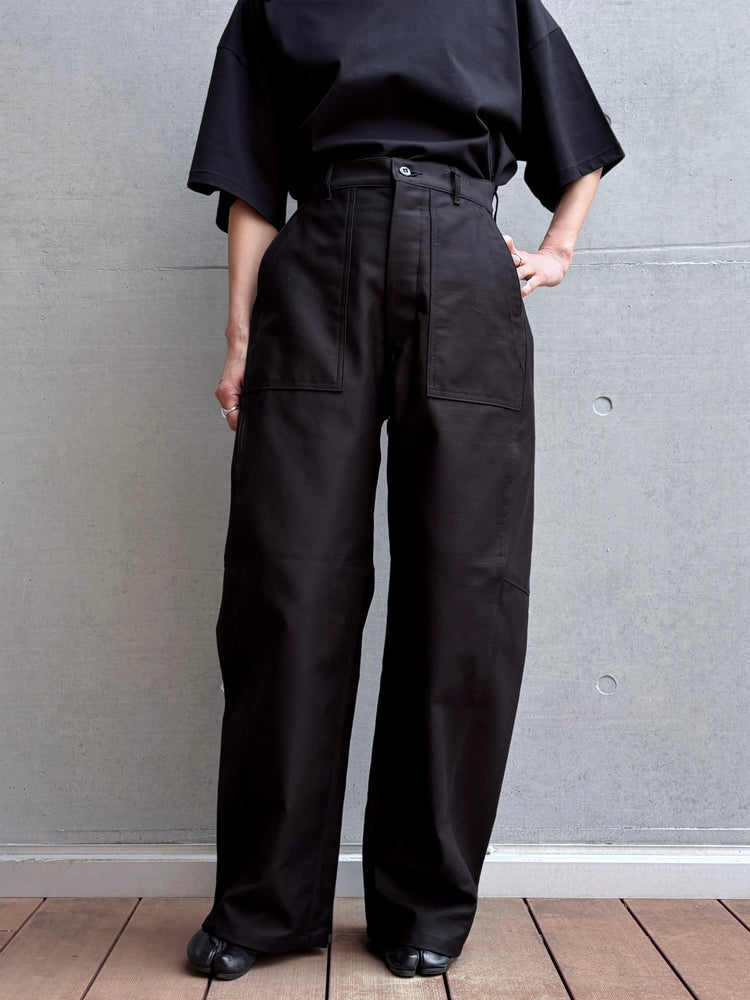 HYKE / BACK SATIN BARREL-LEG PANTS / BLACK / 13350