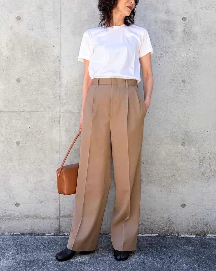 AURALEE / LIGHT WOOL MAX GABARDINE TWO-TUCK SLACKS / MOCHA BEIGE / A26AP06MG