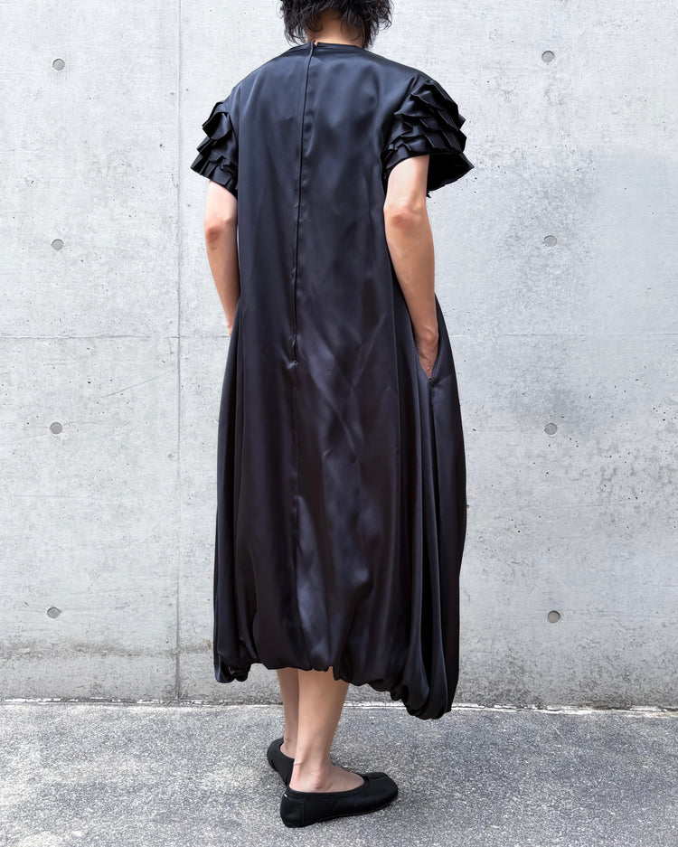 noir kei ninomiya / エステルサテン 袖プリーツ ワンピース / BLACK /  3R-O004