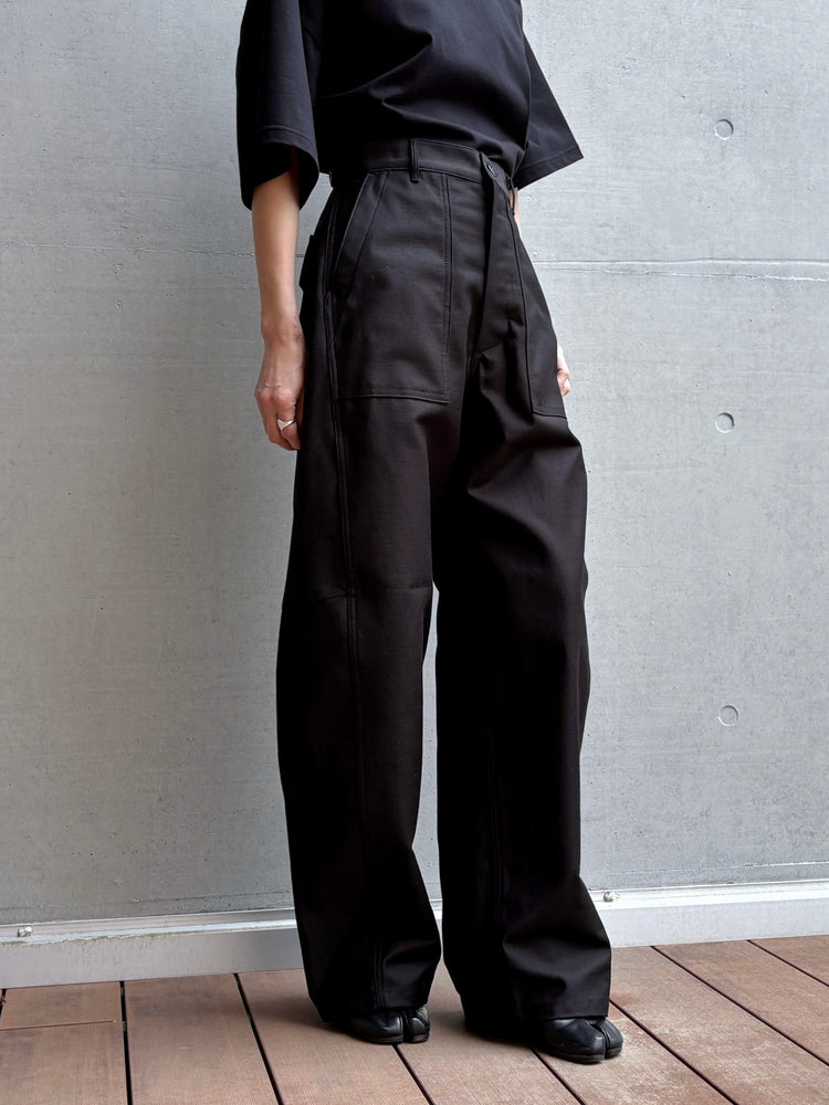 HYKE / BACK SATIN BARREL-LEG PANTS / BLACK / 13350 /