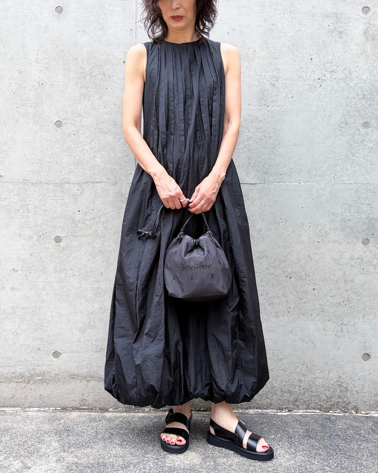 någonstans / tuck balloon dress / black / 470JA833-0271