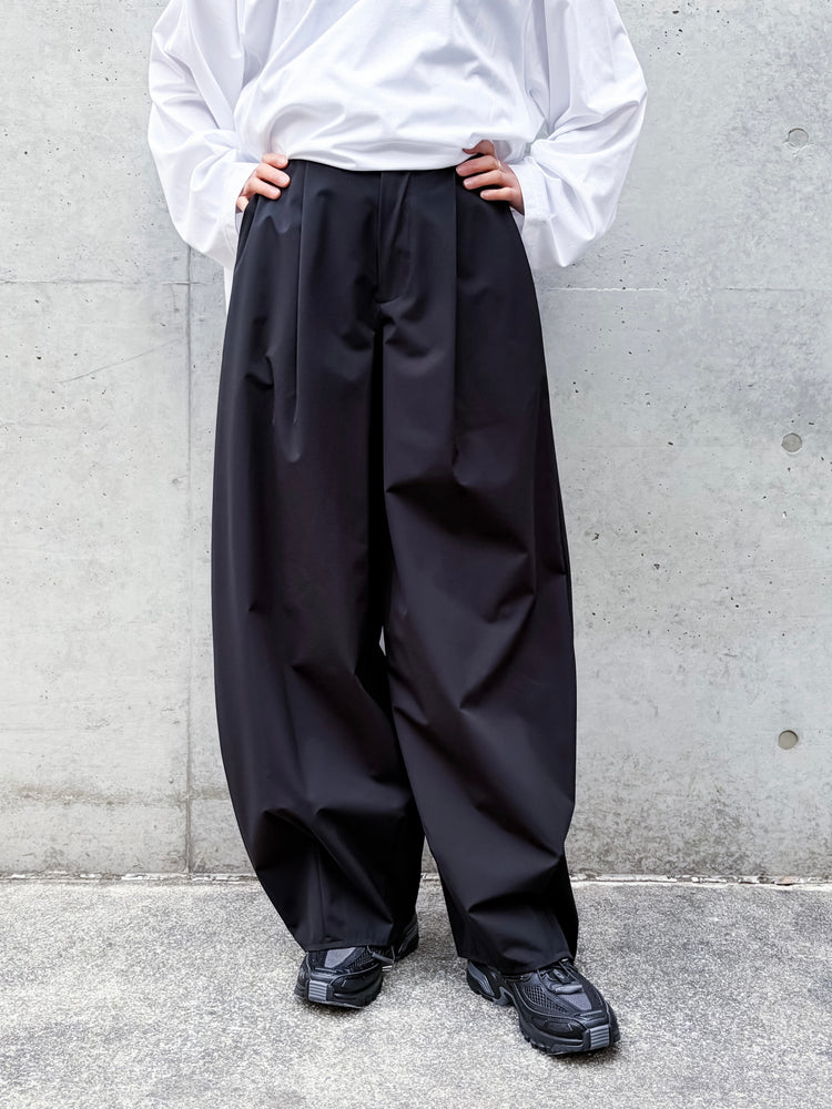 någonstans / wide cocoon parachute pants  / Black / 470JS131-0381
