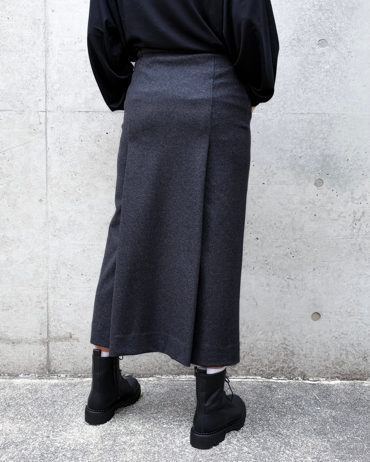 ATON / MERINO COLLEGE JERSEY | TUCKED STRAIGHT SKIRT / CHARCOAL / SKAGLW0307