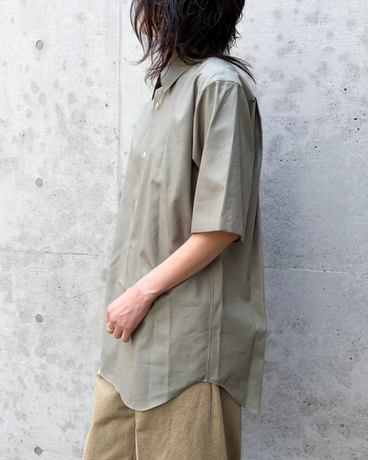 AURALEE / WASHED FINX TWILL HALF SLEEVED SHIRT / OLIVE / A26SS05TN