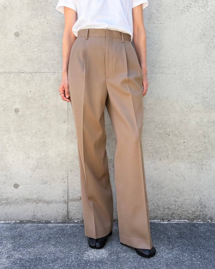 AURALEE / LIGHT WOOL MAX GABARDINE TWO-TUCK SLACKS / MOCHA BEIGE / A26AP06MG