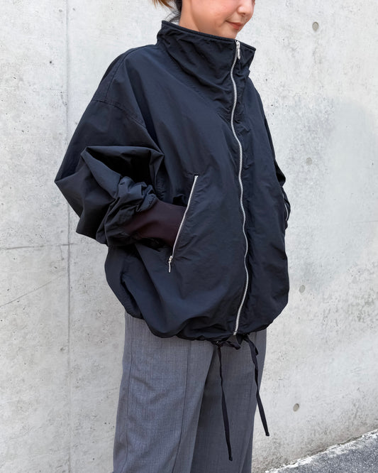 KATHARINE HAMNETT / RECYCLED NYLON  HIGHNECK JACKET / BLACK / 26A-KHSB-50