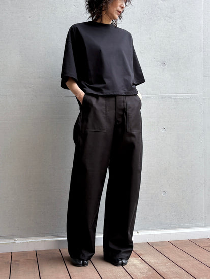 HYKE / BACK SATIN BARREL-LEG PANTS / BLACK / 13350