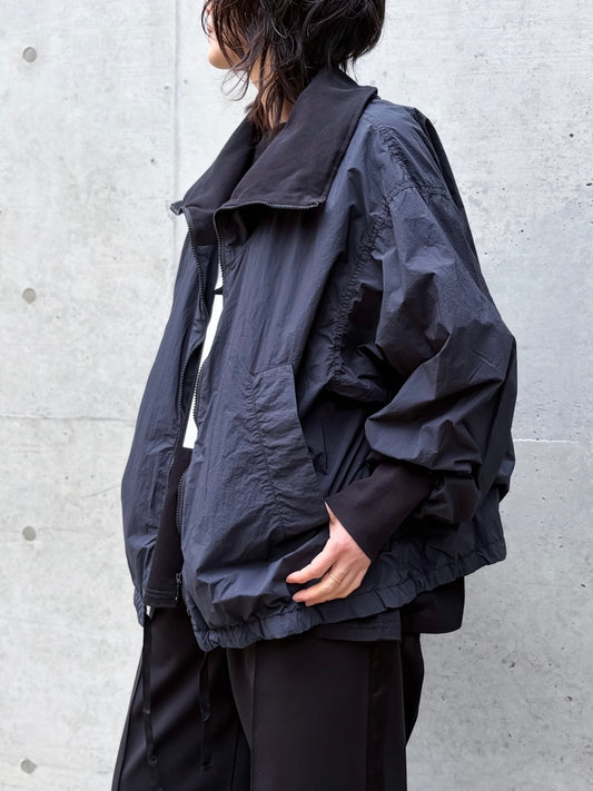 KATHARINE HAMNETT / RECYCLE NYLON  HIGHNECK JACKET / BLACK / KHSB-50