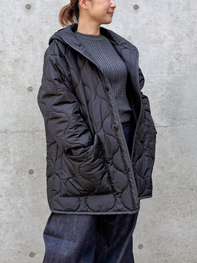 HYKE / QUILTED HOODED JACKET / BLACK / 17595