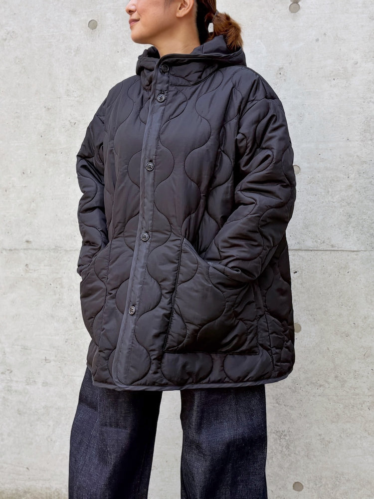 HYKE / QUILTED HOODED JACKET / BLACK / 17595