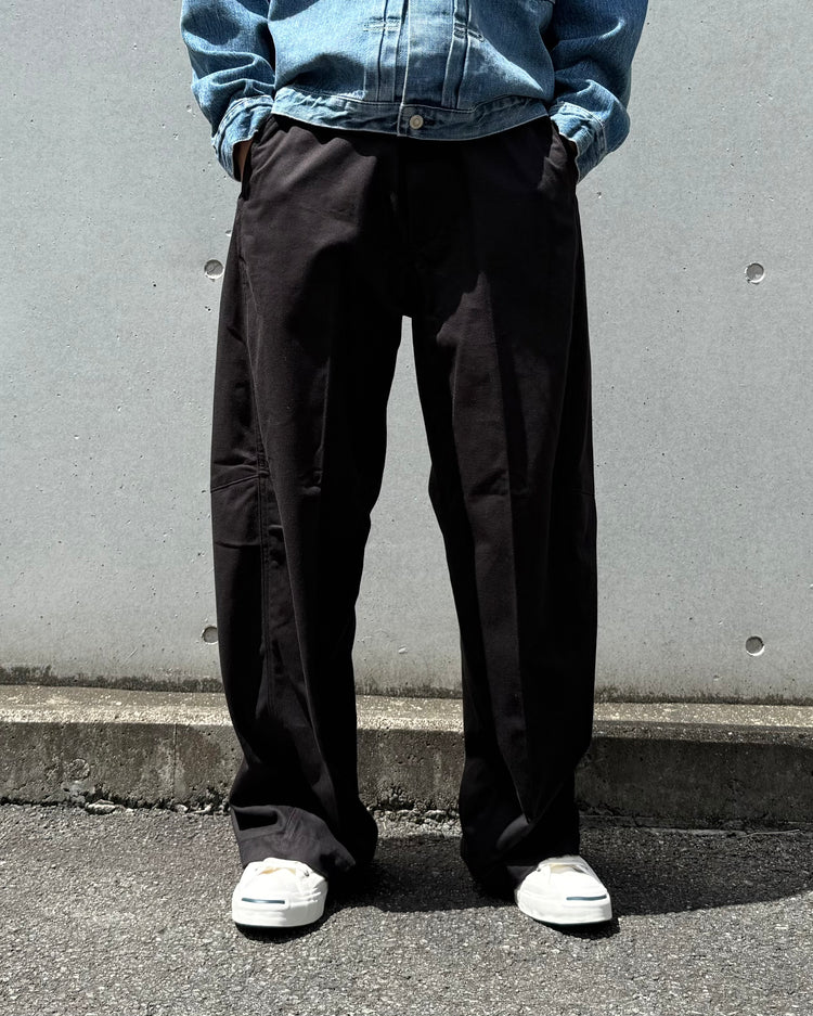 HYKE / BARREL LEG CHINO TROUSERS / BLACK / 13348