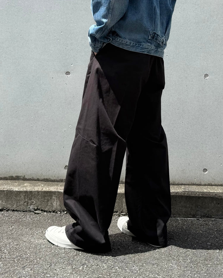 HYKE / BARREL LEG CHINO TROUSERS / BLACK / 13348
