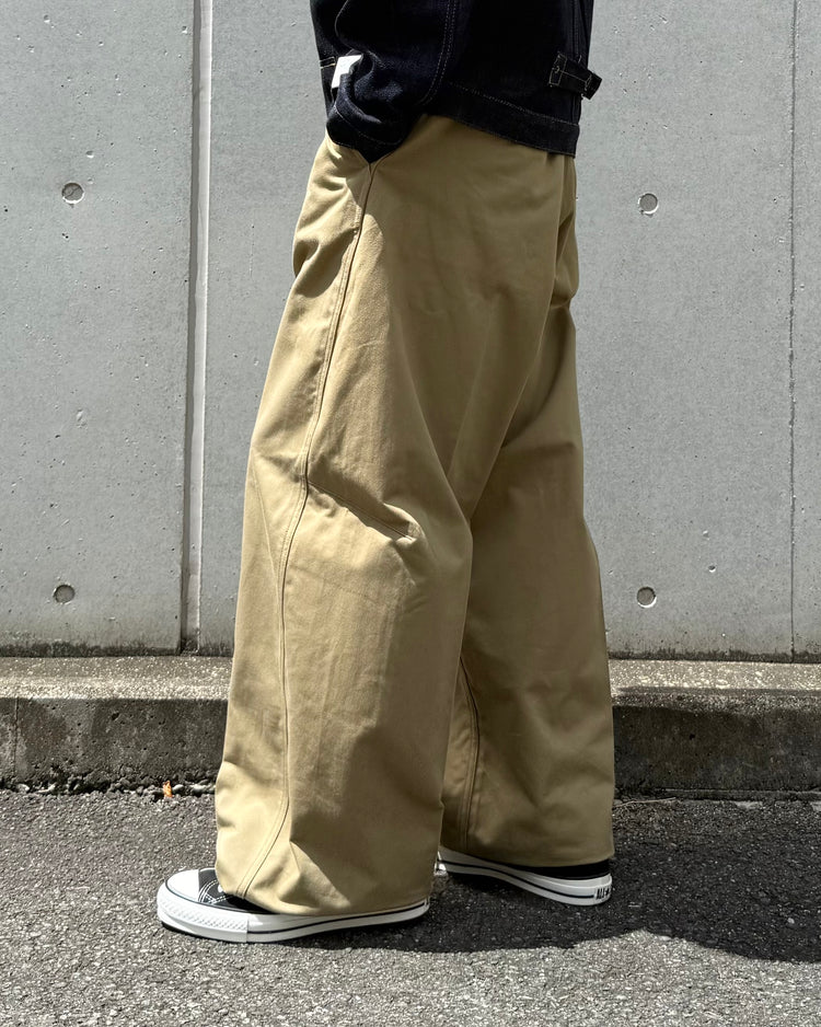 HYKE / BARREL LEG CHINO TROUSERS / KHAKI / 13348