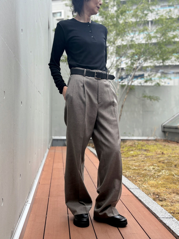 AURALEE / SUPER LIGHT WOOL  TWO-TUCK SLACKS / TOP BROWN / A26AP05OS