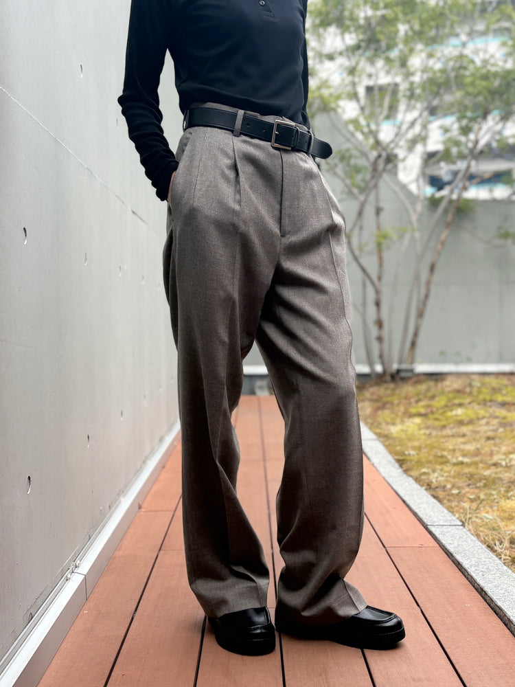 AURALEE / SUPER LIGHT WOOL  TWO-TUCK SLACKS / TOP BROWN / A26AP05OS