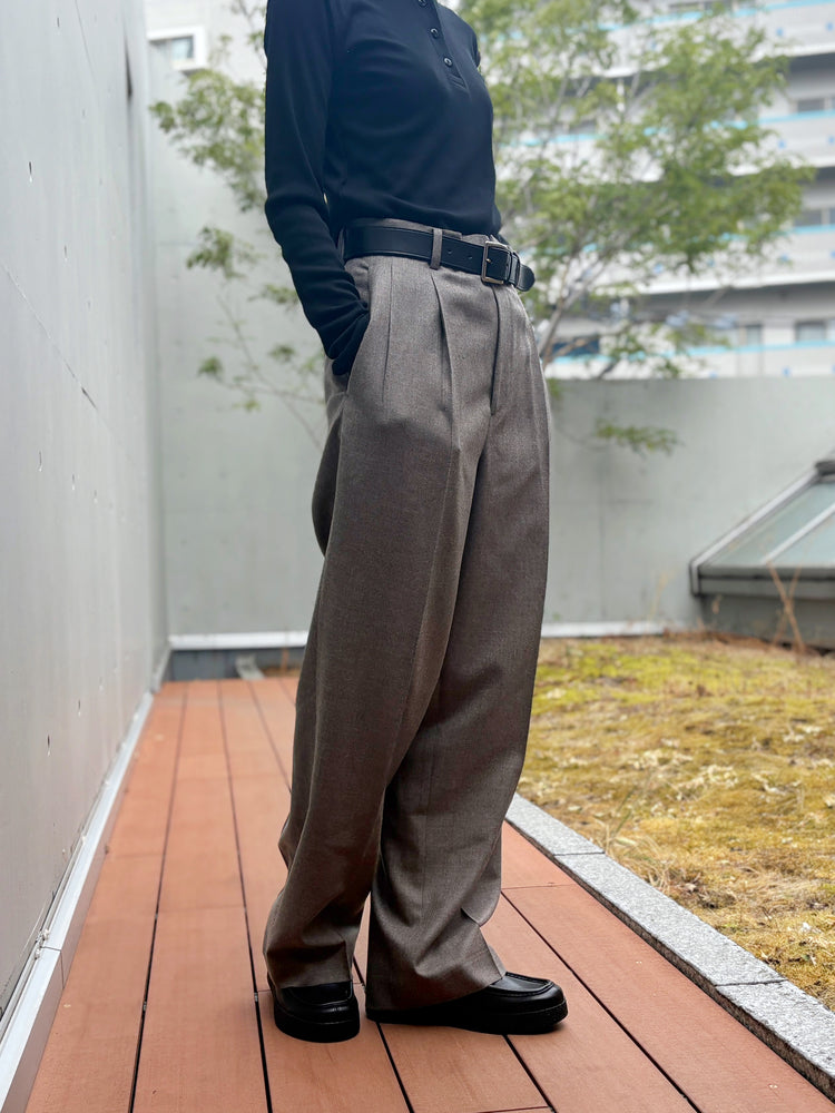 AURALEE / SUPER LIGHT WOOL  TWO-TUCK SLACKS / TOP BROWN / A26AP05OS