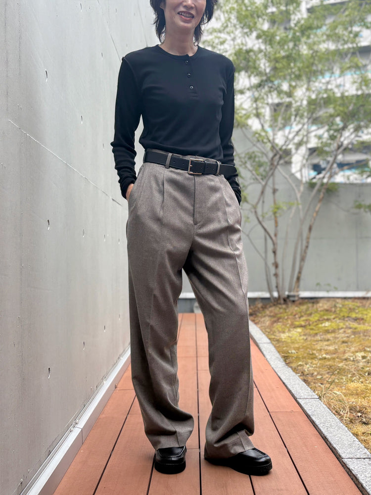 AURALEE / SUPER LIGHT WOOL  TWO-TUCK SLACKS / TOP BROWN / A26AP05OS