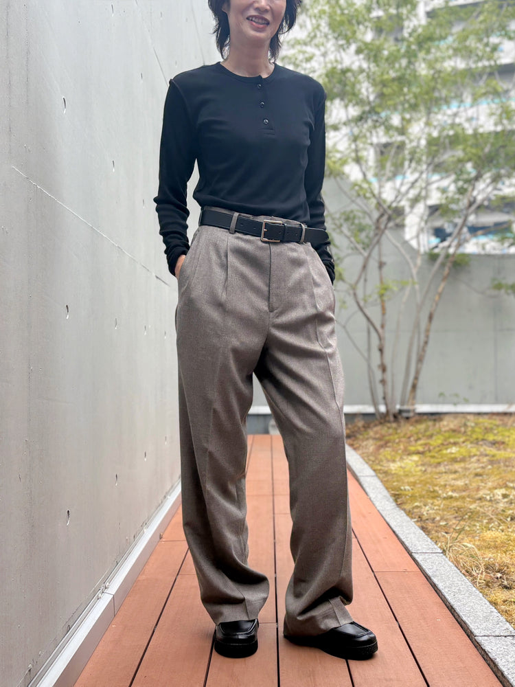 AURALEE / SUPER LIGHT WOOL  TWO-TUCK SLACKS / TOP BROWN / A26AP05OS