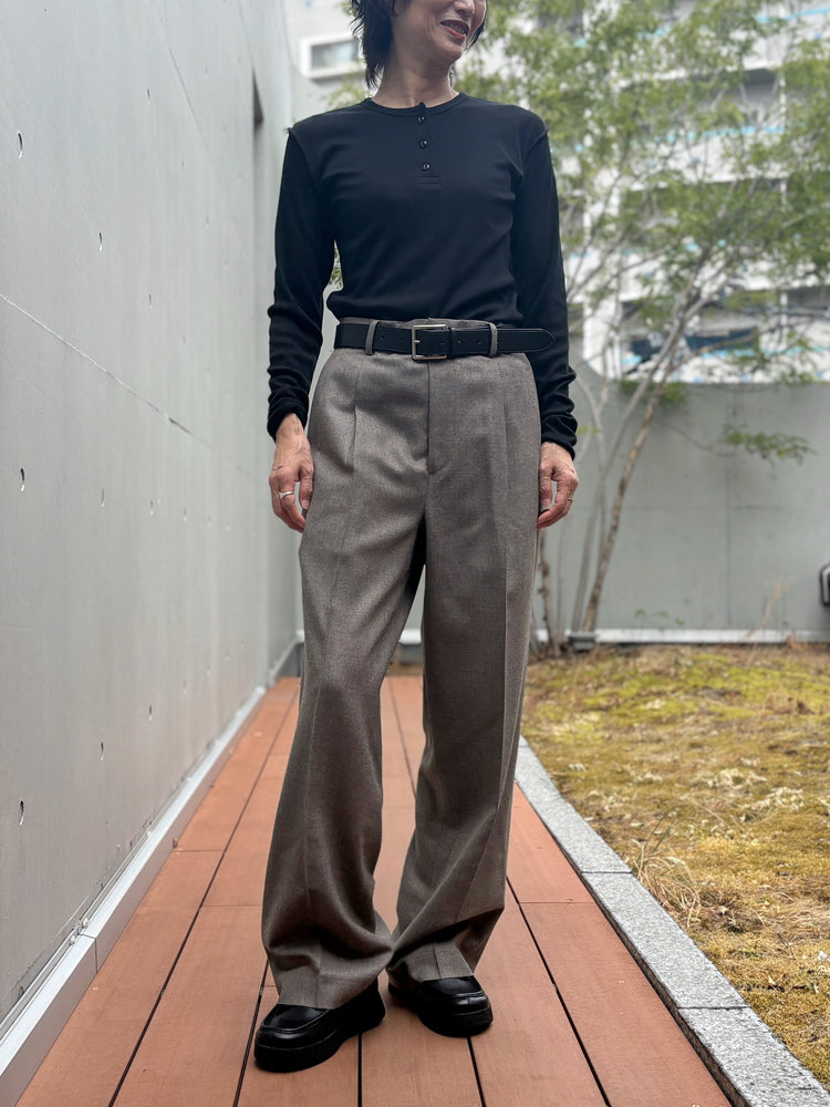 AURALEE / SUPER LIGHT WOOL  TWO-TUCK SLACKS / TOP BROWN / A26AP05OS