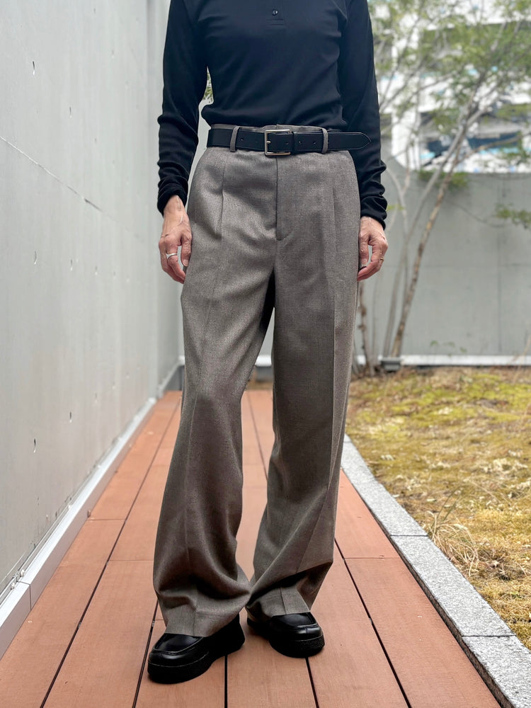 AURALEE / SUPER LIGHT WOOL  TWO-TUCK SLACKS / TOP BROWN / A26AP05OS