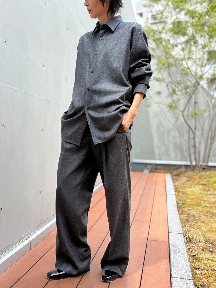 AURALEE / SUPER LIGHT WOOL  TWO-TUCK SLACKS / TOP CHARCOAL / A26AP05OS