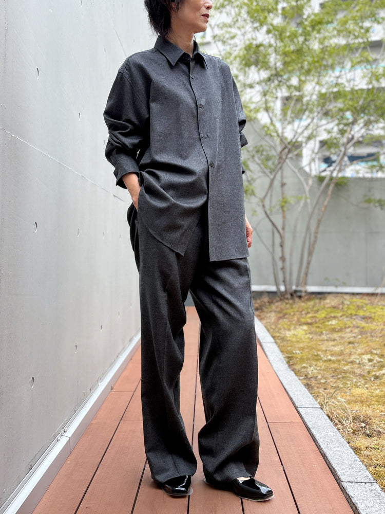 AURALEE / SUPER LIGHT WOOL  TWO-TUCK SLACKS / TOP CHARCOAL / A26AP05OS