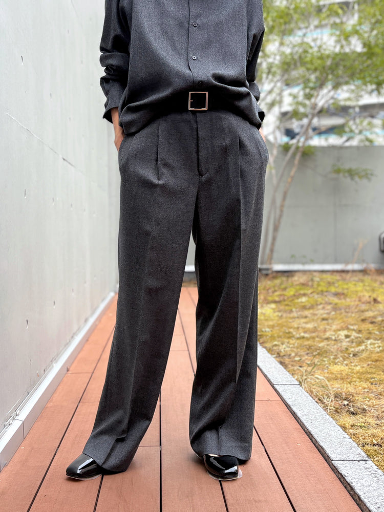 AURALEE / SUPER LIGHT WOOL  TWO-TUCK SLACKS / TOP CHARCOAL / A26AP05OS