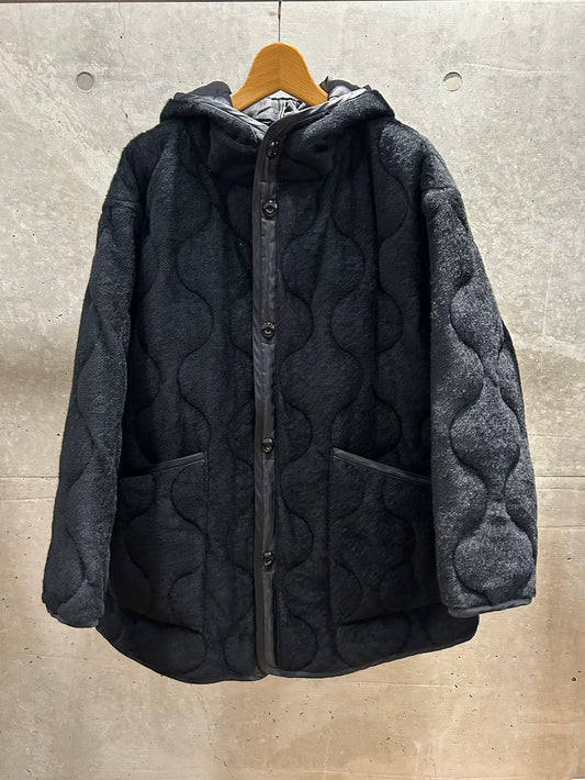 HYKE / FLEECE QUILTED HOODED JACKET / BLACK / 17598