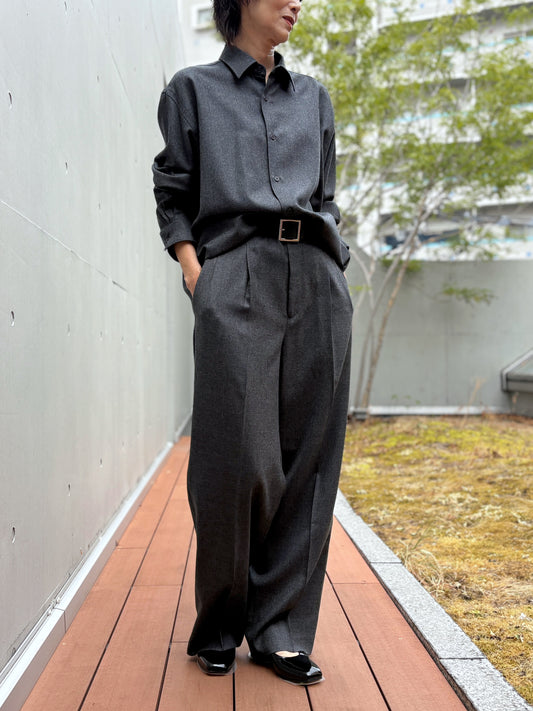 AURALEE / SUPER LIGHT WOOL  TWO-TUCK SLACKS / TOP CHARCOAL / A26AP05OS