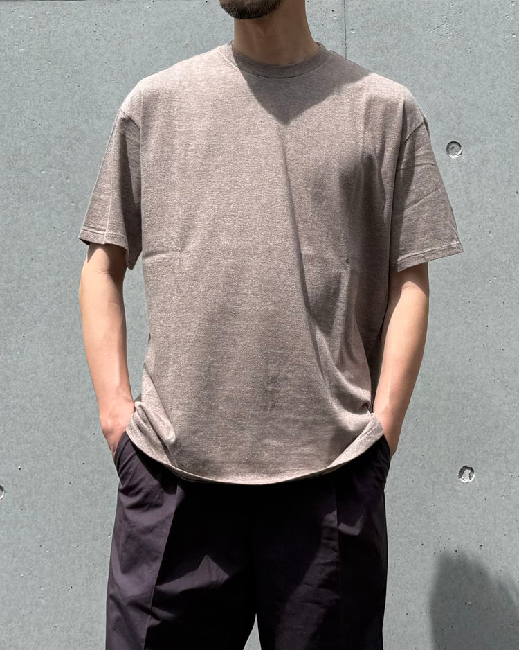 AURALEE / SEAMLESS CREW NECK TEE / TOP BROWN / A00T01ST