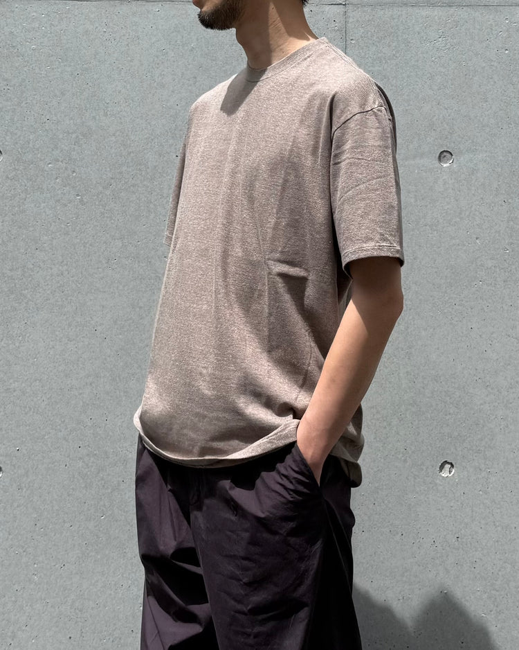 AURALEE / SEAMLESS CREW NECK TEE / TOP BROWN / A00T01ST