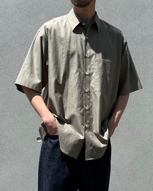 AURALEE / WASHED FINX TWILL BIG HALF SLEEVED SHIRT / OLIVE / A26SS03TN