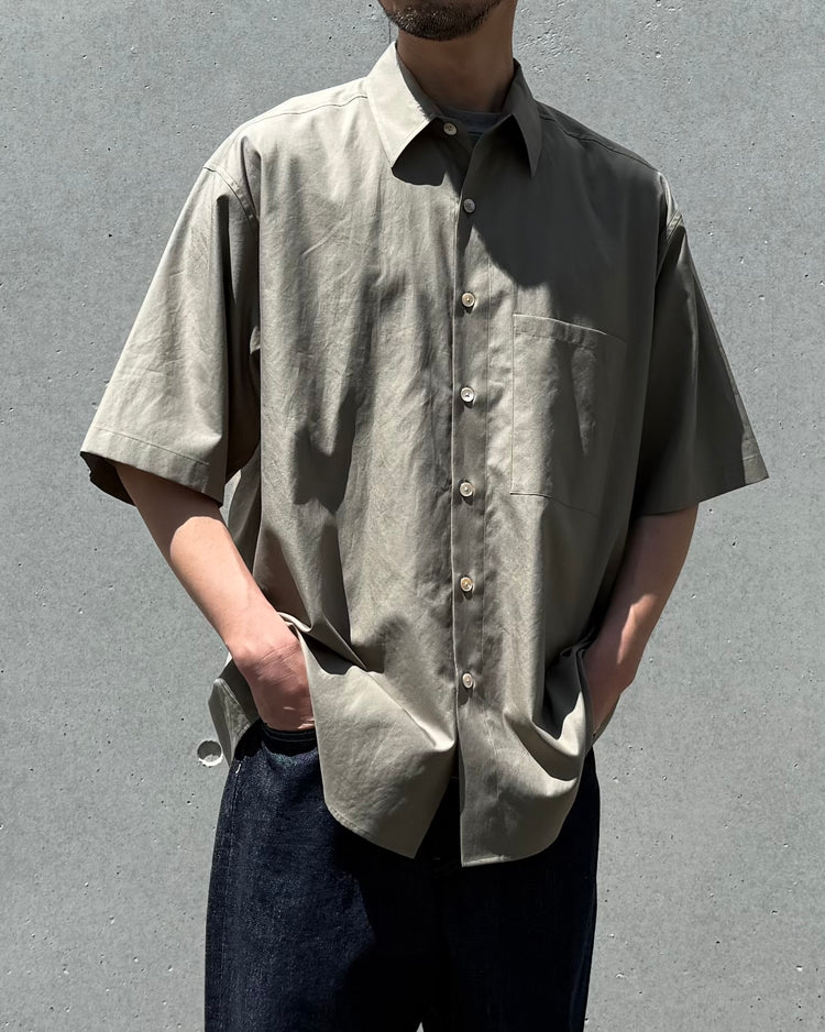 AURALEE / WASHED FINX TWILL BIG HALF SLEEVED SHIRT / OLIVE / A26SS03TN