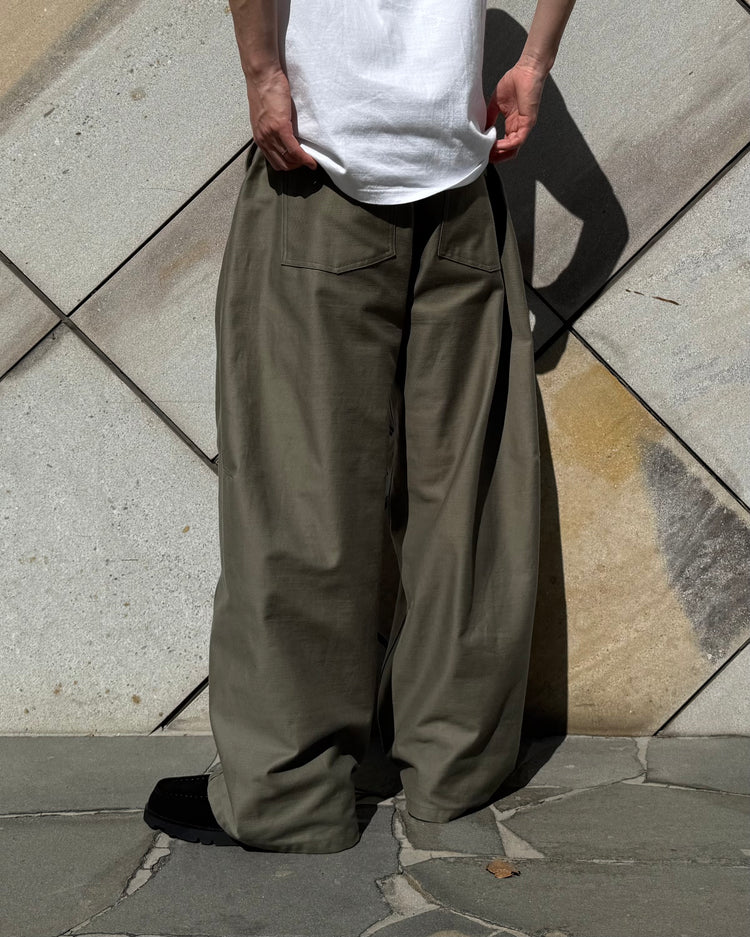 HYKE / BACK SATIN BARREL-LEG PANTS / OLIVE DRAB / 13350