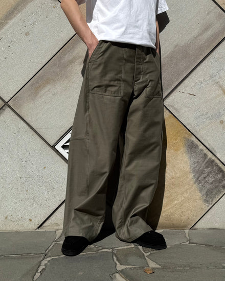 HYKE / BACK SATIN BARREL-LEG PANTS / OLIVE DRAB / 13350