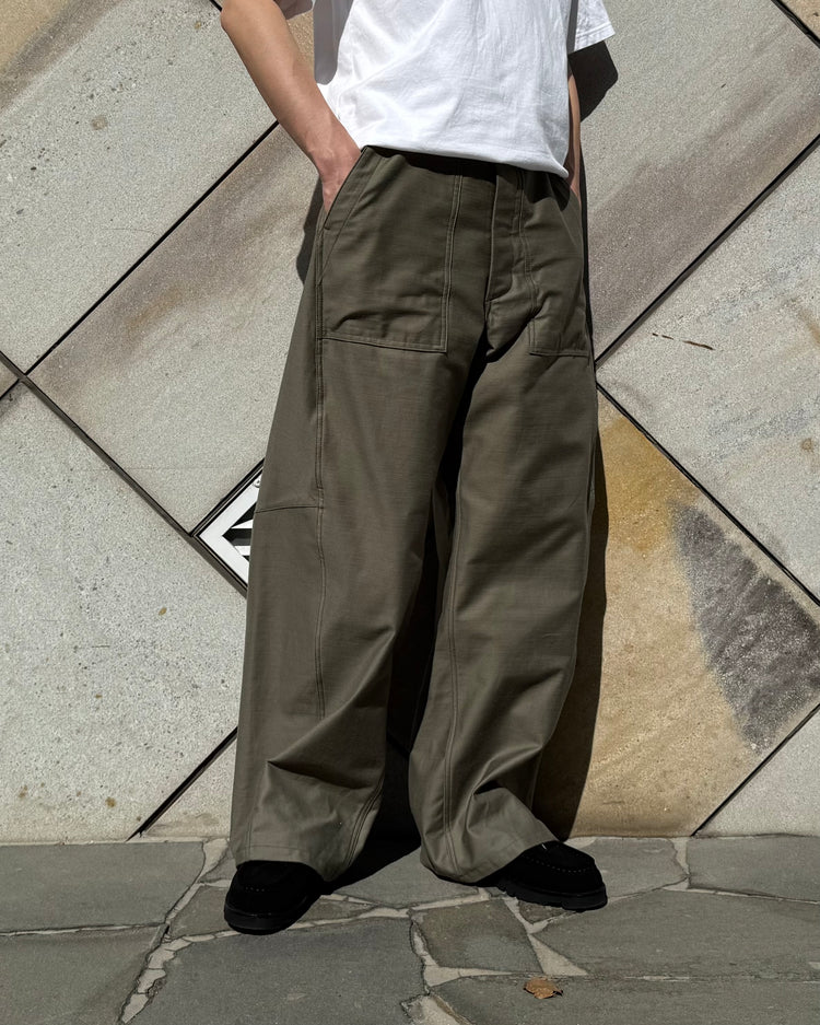 HYKE / BACK SATIN BARREL-LEG PANTS / OLIVE DRAB / 13350