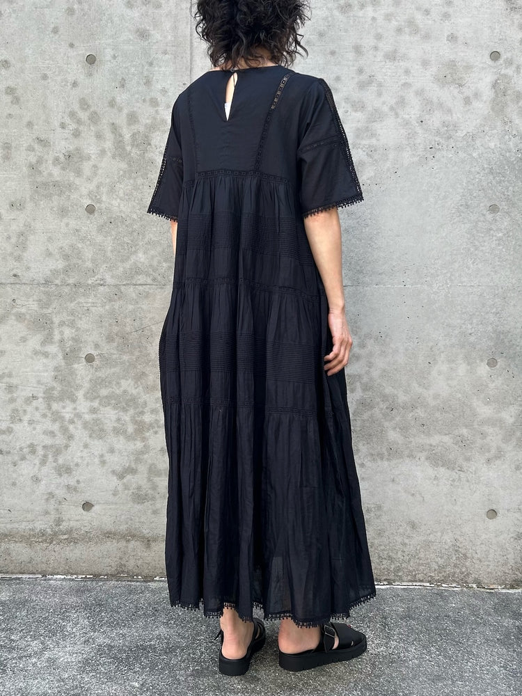 AAYUSHI / ティアードコットンボイルワンピース / Black / SGN0290