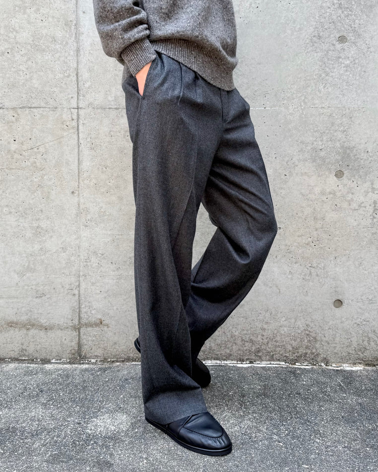 AURALEE / SUPER LIGHT WOOL TWO-TUCK SLACKS / TOP CHARCOAL / A26AP03OS
