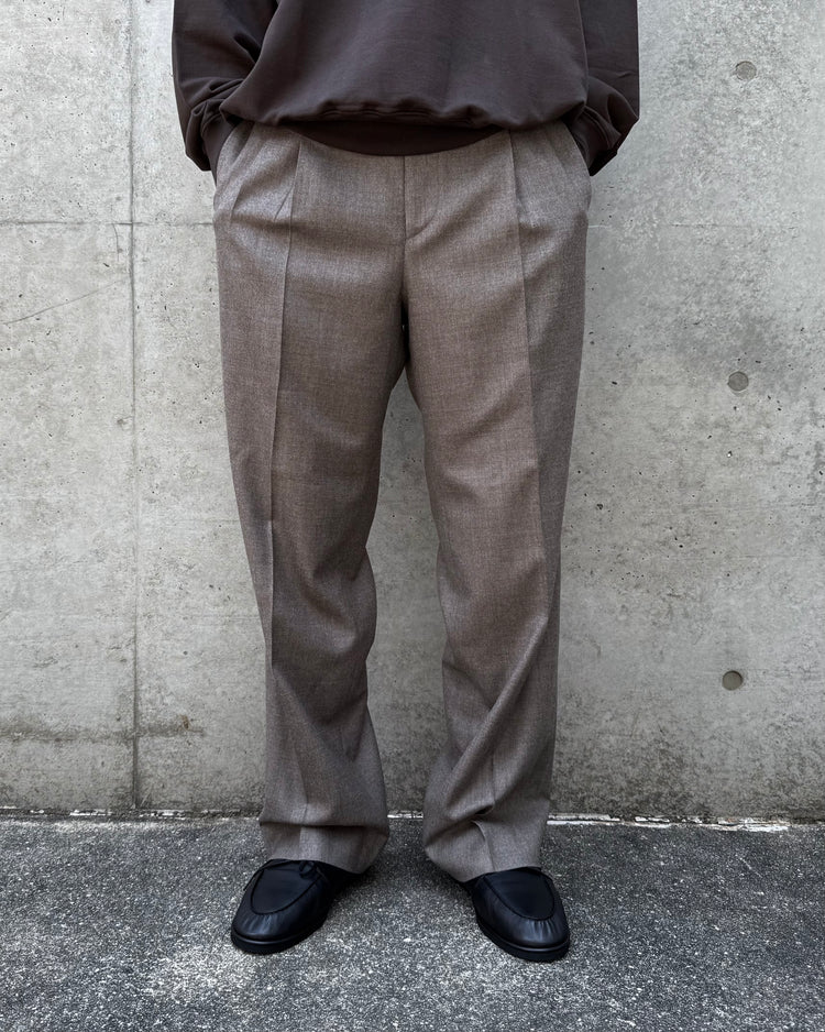 AURALEE / SUPER LIGHT WOOL TWO-TUCK SLACKS / TOP BROWN / A26AP03OS