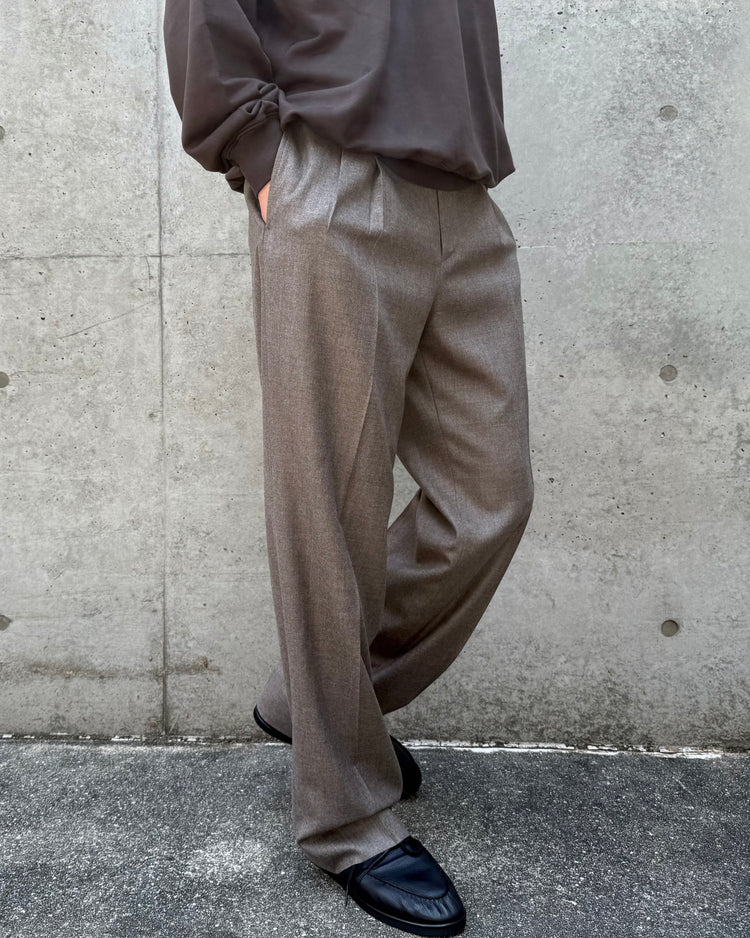 AURALEE / SUPER LIGHT WOOL TWO-TUCK SLACKS / TOP BROWN / A26AP03OS